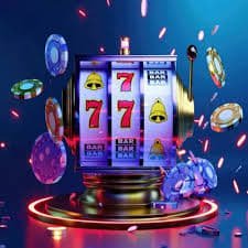 Permainan kartu poker di meja dengan pemain yang fokus